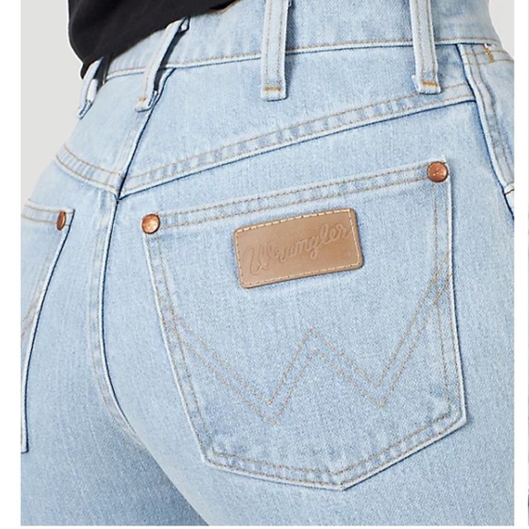 Wrangler Super Sexy Flattering Fit Light Blue Denim Jeans Wedgy Tush Fit! - Picture 2 of 6
